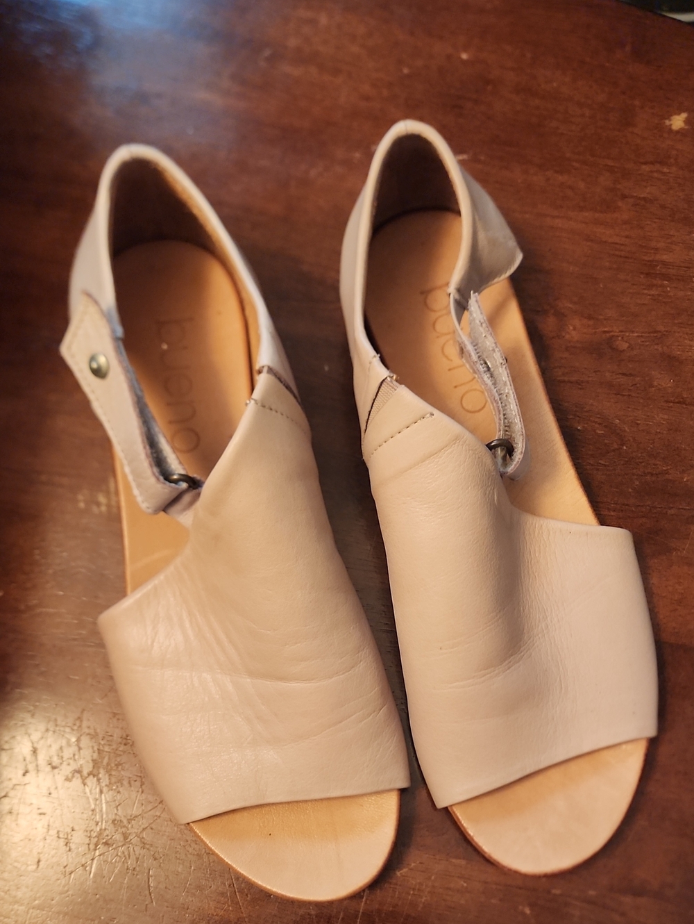 Bueno Light Beige Leather Open-Toe Sandals